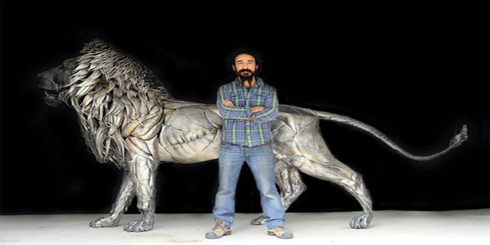 Металлический лев скульптора Сельчука Йылмаза